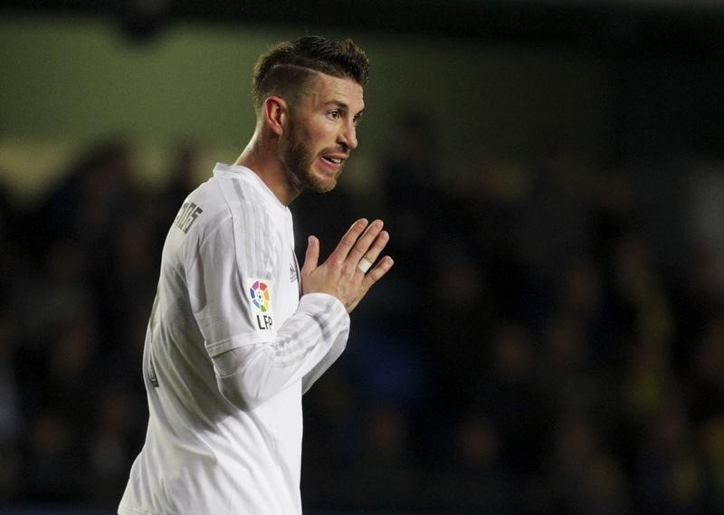 © Reuters. Sergio Ramos quiere mejoras en el Madrid tras los sustos ante la Roma