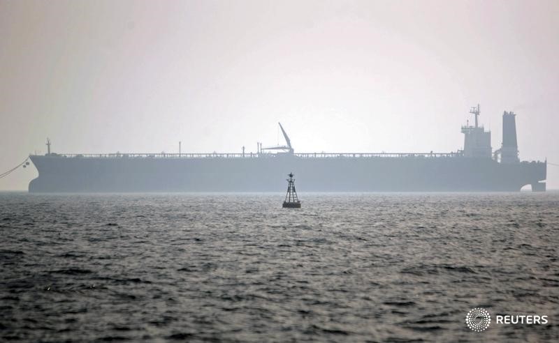 © Reuters. Нефтеналивной танкер у иранского порта Ассалуйе 