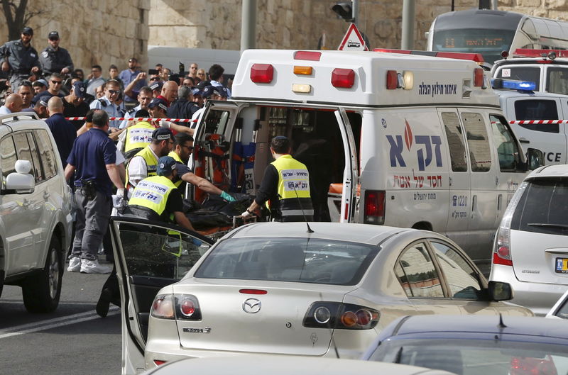 © Reuters. Equipe de emergência levando o corpo de um dos agressores mortos após ataque em Jerusalém