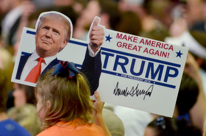 © Reuters. Jovem segurando cartaz de apoio ao pré-candidato republicano Donald Trump