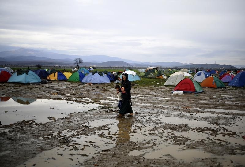 © Reuters. Macedonia cierra sus fronteras a los inmigrantes ilegales