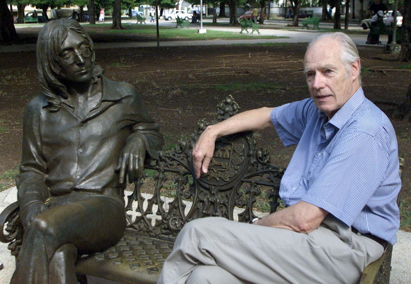 © Reuters. George Martin ao lado de estátua do músico John Lennon