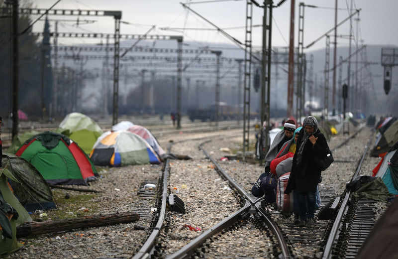 © Reuters. Imigrantes na fronteira entre Grécia e Macedônia