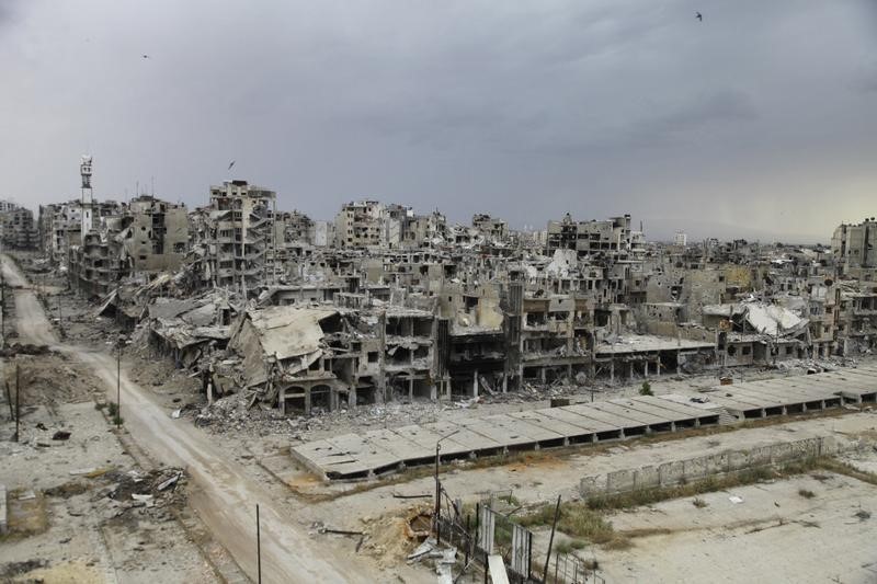 © Reuters. Destroyed buildings are pictured, after the cessation of fighting between rebels and forces loyal to Syria's President Assad, in Homs city