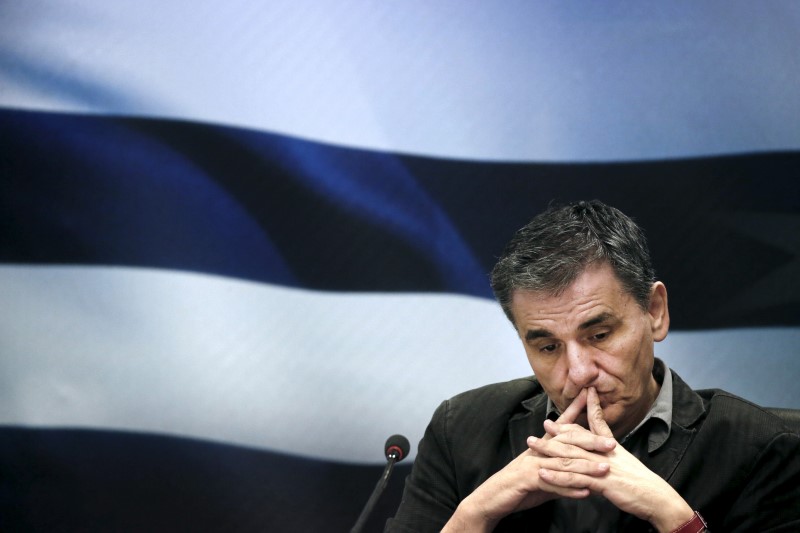 © Reuters. Greek Finance Minister Tsakalotos gestures during a news conference at the ministry in Athens