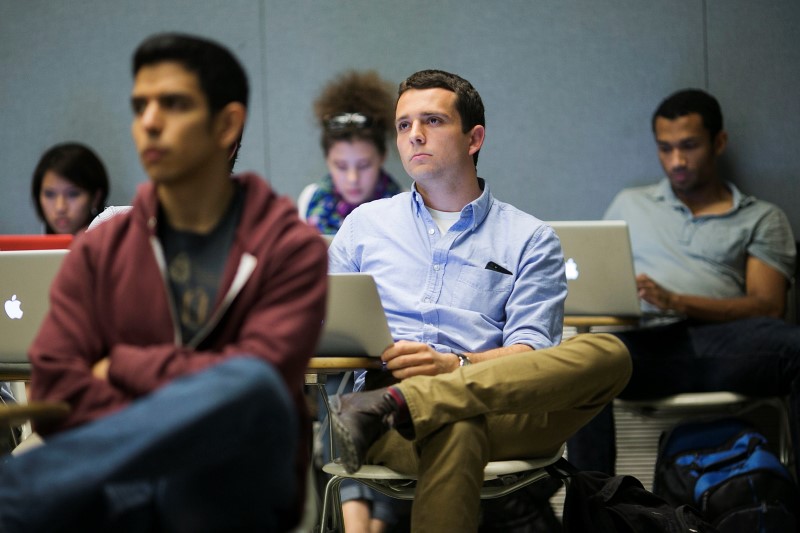 © Reuters. Students listen while classmates make presentation to group of visiting venture capitalists during Technology Entrepreneurship class in Stanford