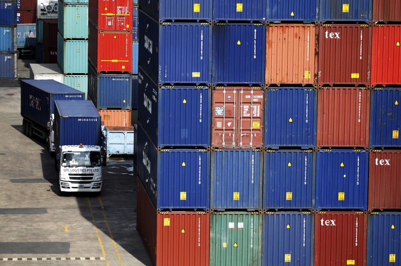 © Reuters. LA CROISSANCE DES IMPORTATIONS MONDIALES A RALENTI EN 2015