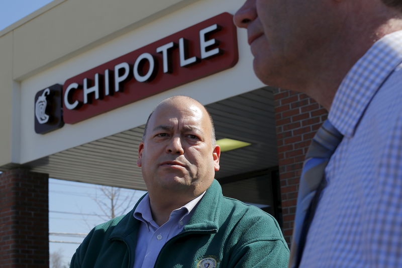 © Reuters. Richard Verube, the Director of Public Health in the town of Billerica, speaks toe reporters outside the temporarily closed Chipotle restaurant in Billerica