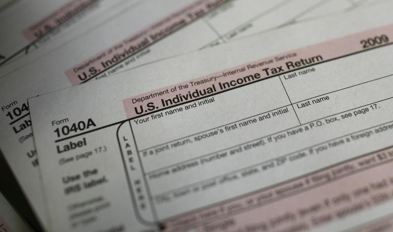 © Reuters. U.S. 1040A Individual Income Tax forms are seen at a U.S. Post office in New York