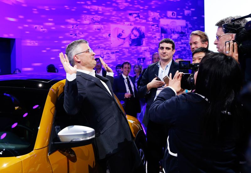 © Reuters. File photo of Michael Horn, President and CEO of Volkswagen America, reacting to being mobbed by the media after he apologized for the Volkswagen diesel scandal at the LA Auto Show in Los Angeles