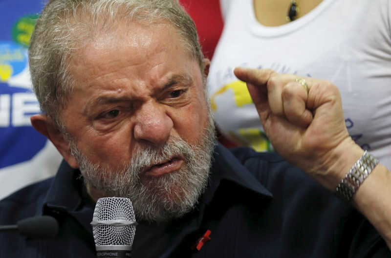 © Reuters. Former Brazilian President Luiz Inacio Lula da Silva gives a statement to the media after being detained for questioning in a federal investigation of a bribery and money laundering scheme in Sao Paulo