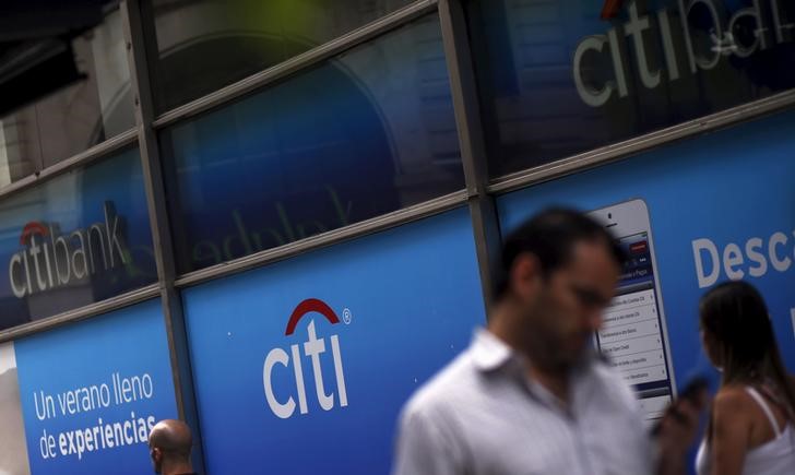 © Reuters. People walk by a Citibank branch in Buenos Aires