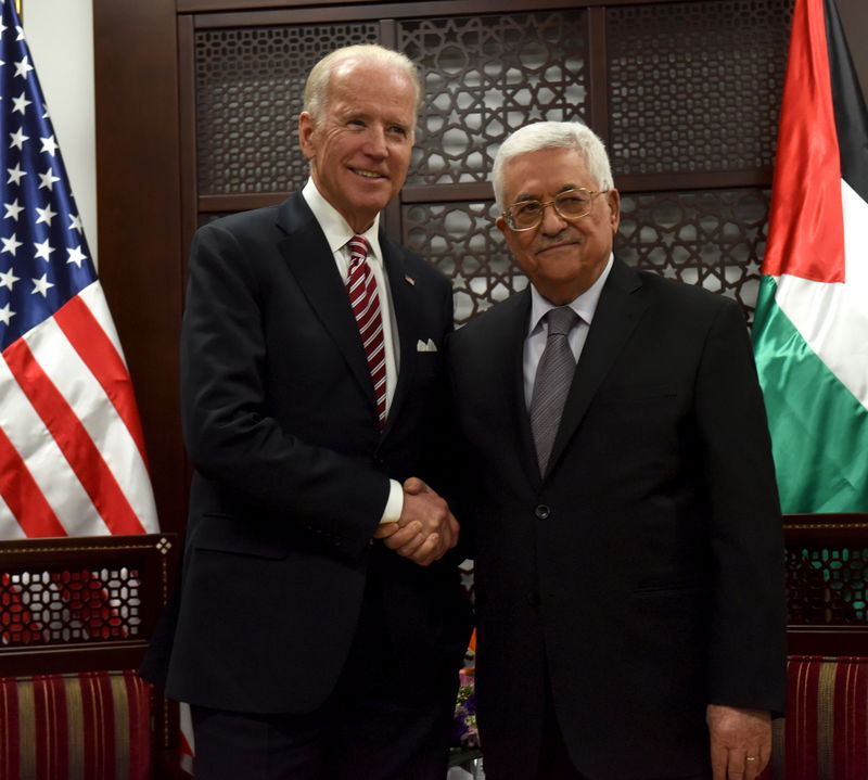 © Reuters. البيت الأبيض: بايدن ناقش مع عباس العنف بين الإسرائيليين والفلسطينيين