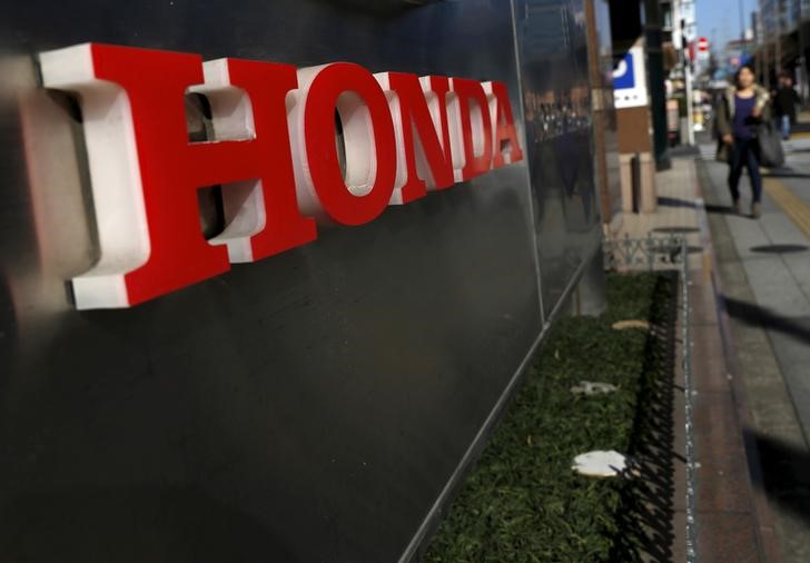 © Reuters. A logo of Honda Motor Co is seen outside the company's dealership in Tokyo