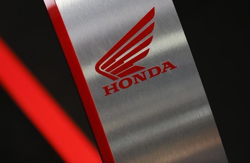 © Reuters. The logo of Honda is seen on a Monster model during a Motor Day Exibition in Rome