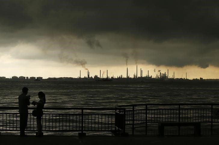 © Reuters. НПЗ Shell Pulau Bukom в Сингапуре