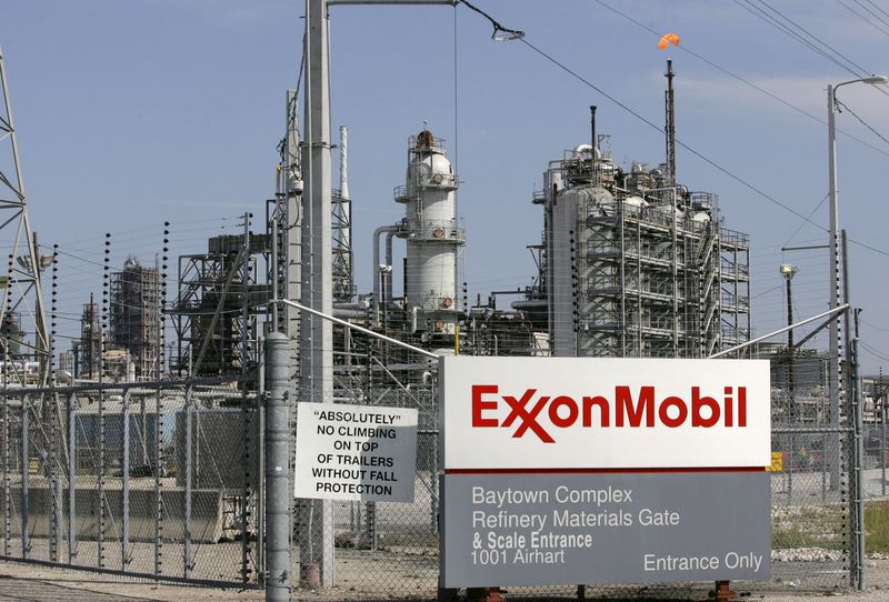 © Reuters. File photo of the Exxon Mobil refinery in Baytown