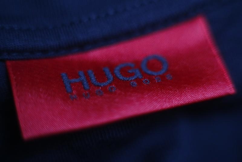 © Reuters. Логотип Hugo Boss на одежде в магазине в Метцингене