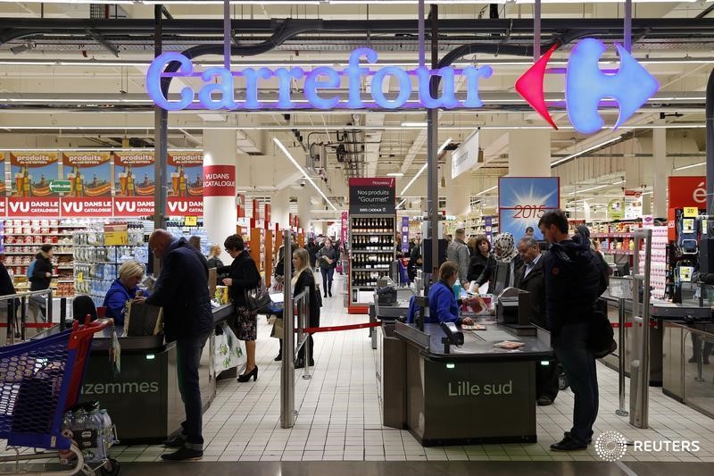 © Reuters. Логотип Carrefour на входе в супермаркет в Лилле