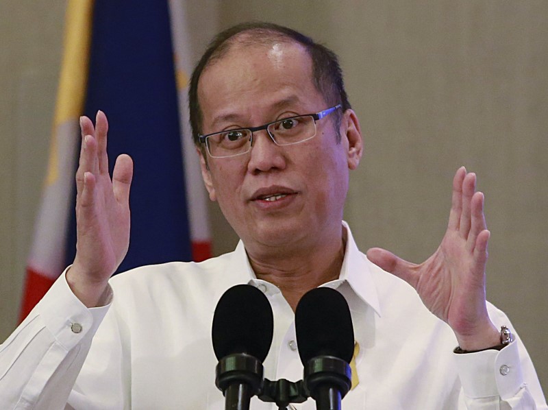 © Reuters. President Benigno Aquino gestures while answering questions during a Foreign Correspondent Association of the Philippines (FOCAP) annual presidential forum in Manila 