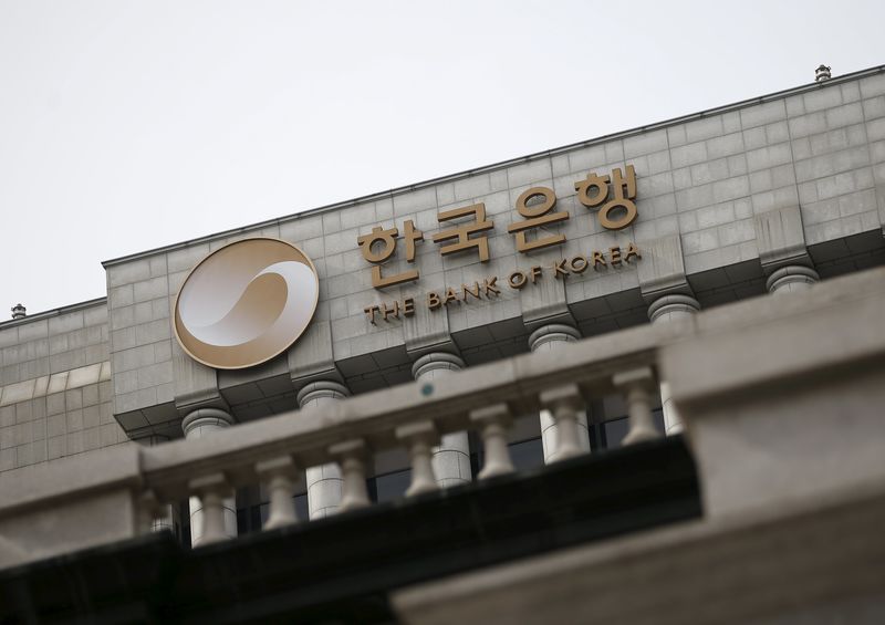 © Reuters. The logo of the Bank of Korea is seen on the top of its building in Seoul