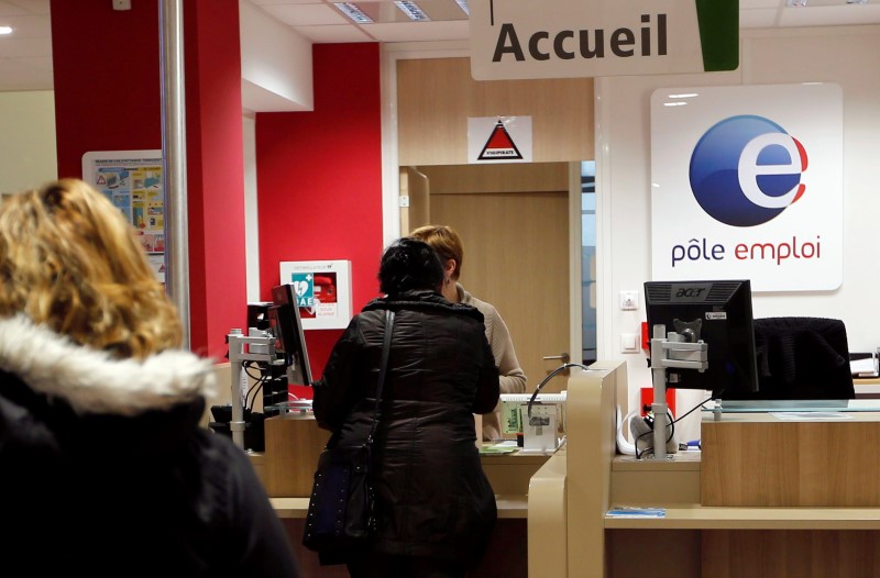 © Reuters. Job seekers visit a National Agency for Employment (Pole Emploi) in Villenave d'Ornon, Southwestern France