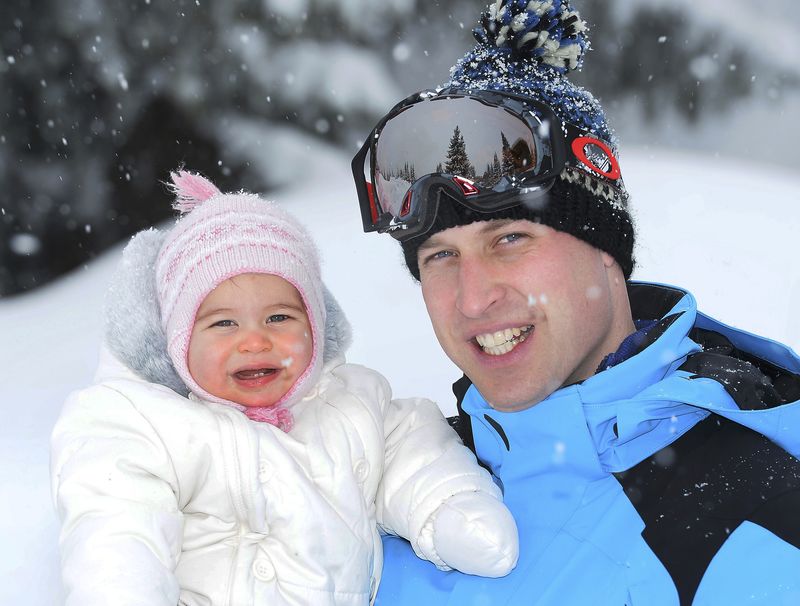 © Reuters. Britain's Prince William poses with his daughter during their skiing break in the French Alps