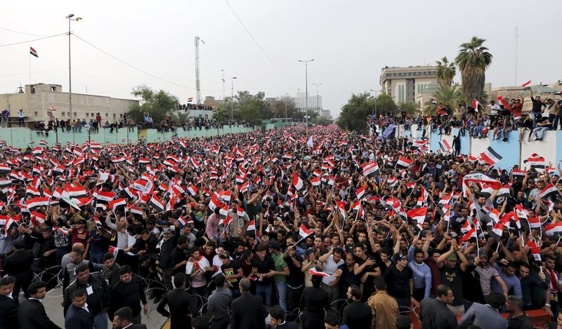 © Reuters. أنصار الصدر يدعمون خطوة العبادي لتشكيل حكومة عراقية غير حزبية لمحاربة الفساد