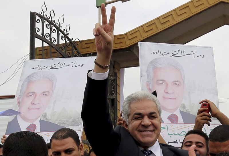 © Reuters. File photo shows then leftist Egyptian presidential candidate Hamdeen Sabahi gesturing before a rally in Banha