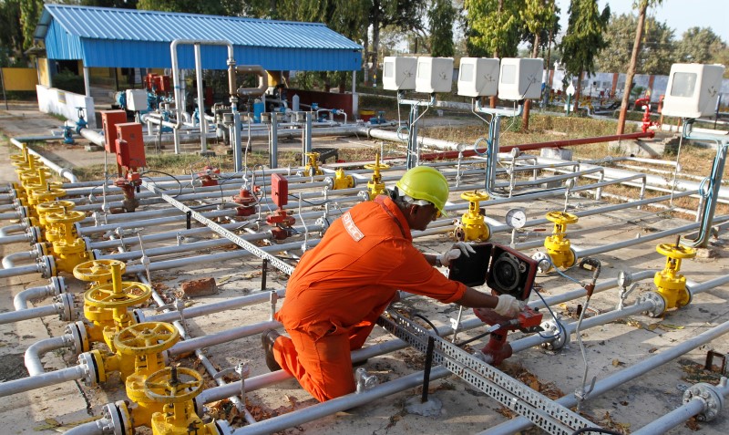 © Reuters. A technician works inside ONGC group gathering station on the outskirts of Ahmedabad