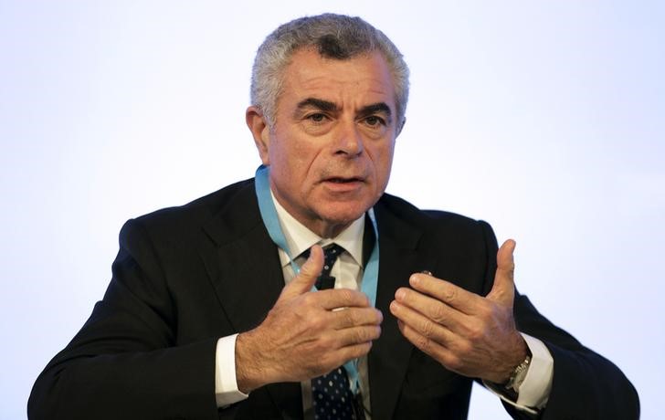 © Reuters. Finmeccanica CEO Moretti speaks during the 