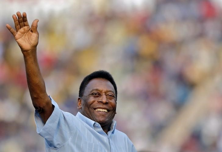 © Reuters. Pelé subastará unos 2.000 artículos pertenecientes a su carrera
