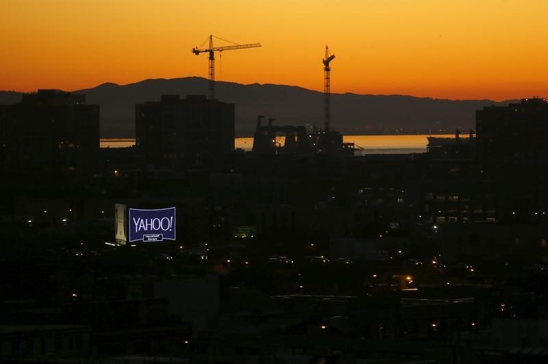 © Reuters. A sign advertising the internet company Yahoo is pictured at sun rise in down town San Francisco