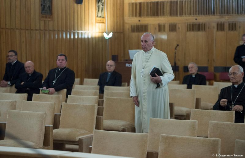 © Reuters. Pope Francis attends a five-day Lenten spiritual retreat in Ariccia, south of Rome