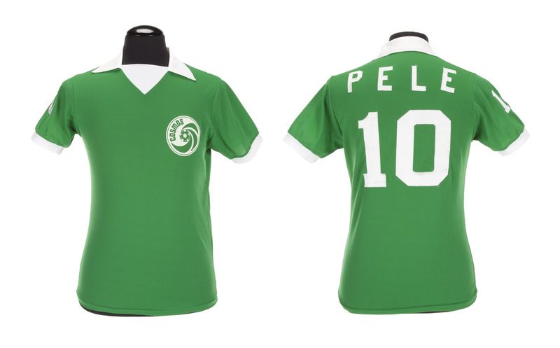 © Reuters. Camisa que Pelé usou durante a temporada que defendeu o New York Cosmos