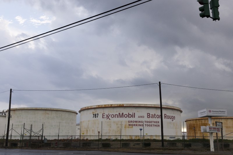 © Reuters. Storage tanks are seen inside the Exxonmobil Baton Rouge Refinery in Baton Rouge, Louisiana.