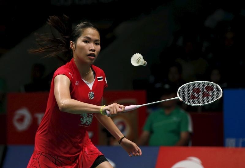 © Reuters. Thailand's Intanon returns a shot to Indonesia's Fanetri during their women's singles badminton match at the BWF World Championship in Jakarta