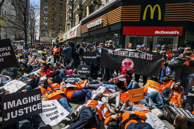 © Reuters. Protesters demonstrate in front of a McDonald's restaurant in New York City