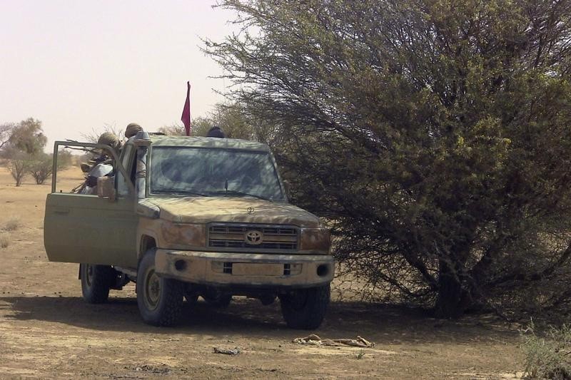 © Reuters. قبائل من الطوارق في شمال مالي تتفق على وقف إطلاق النار