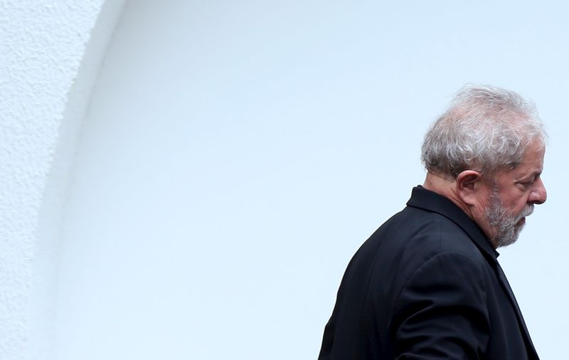 © Reuters. Ex-presidente Luiz Inácio Lula da Silva deixa reunião com senadores, em Brasília