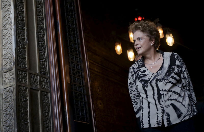 © Reuters. Presidente Dilma Rousseff em visita à Fundação Oswaldo Cruz, no Rio de Janeiro