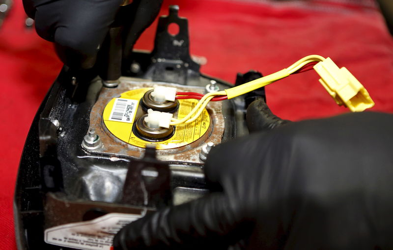 © Reuters. File photo of a technician unbolting a recalled Takata airbag inflator in Miami