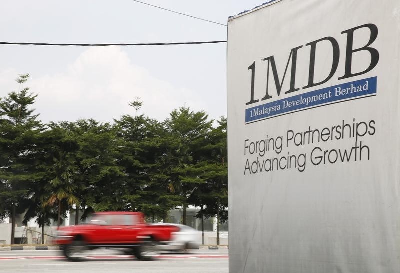 © Reuters. Traffic passes a 1Malaysia Development Berhad (1MDB) billboard at the Tun Razak Exchange development in Kuala Lumpur, Malaysia