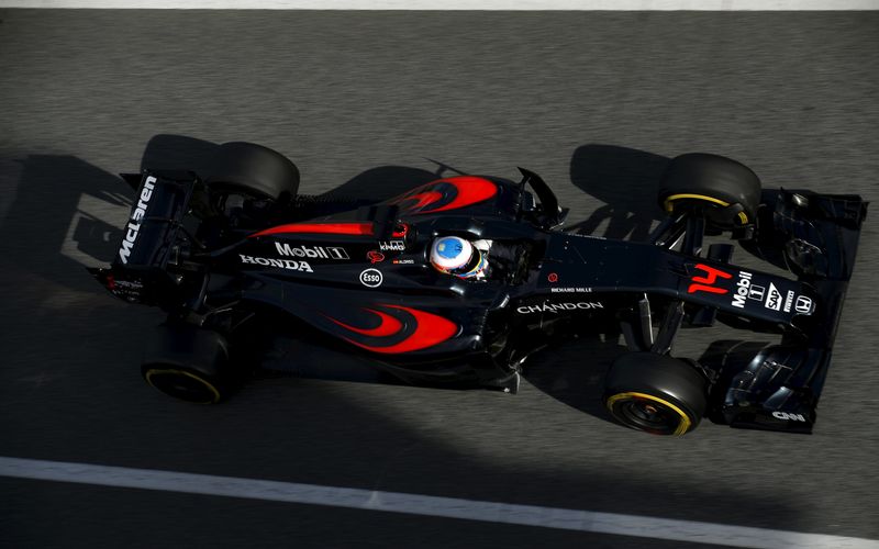 © Reuters. McLaren F1 driver Fernando Alonso drives to the pitlane during a testing session at Barcelona-Catalunya racetrack in Montmelo