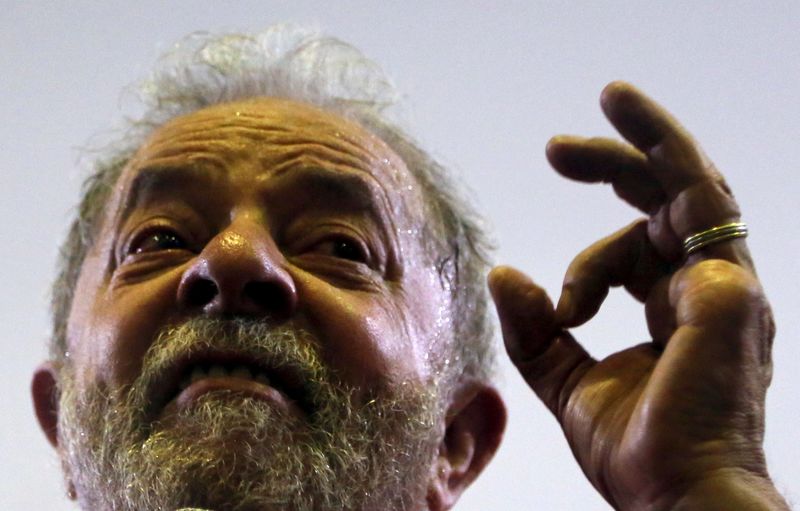 © Reuters. La Fiscalía brasileña piden el arresto del ex presidente Lula por blanqueo