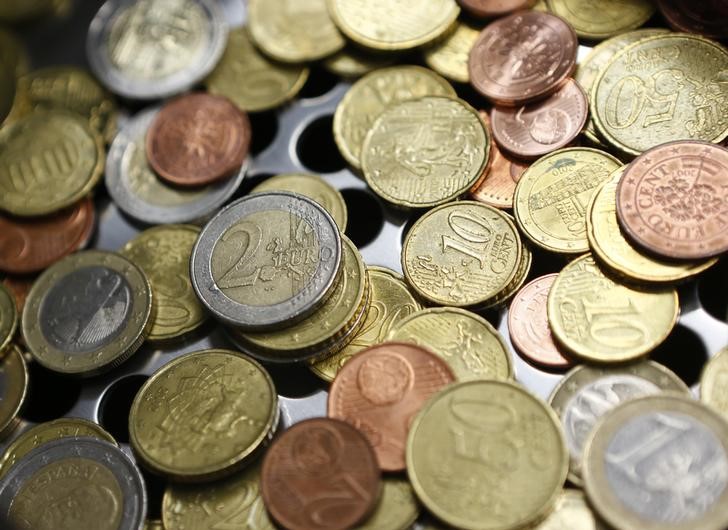 © Reuters. Монеты евро в офисе Money Service Austria в Вене