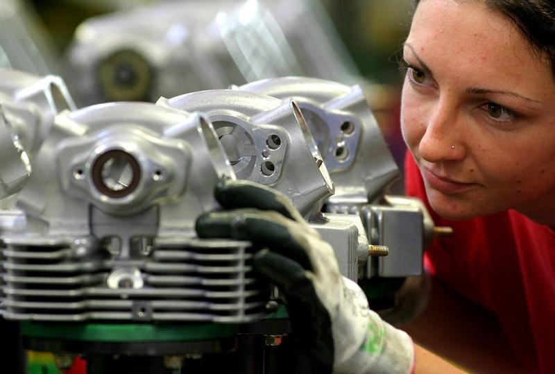 © Reuters. Al lavoro in una fabbrica Ducati