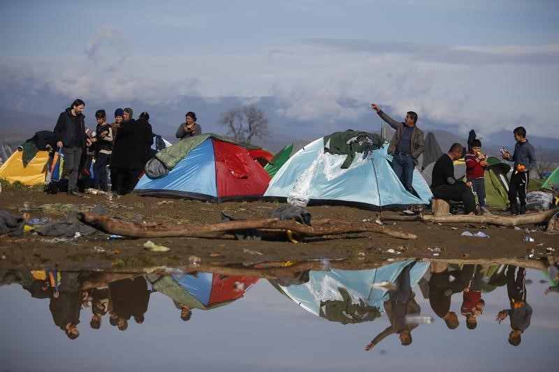 © Reuters. UE, dispuesta a ayudar financieramente a Grecia por crisis de inmigrantes