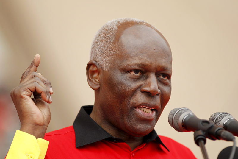 © Reuters. Presidente angolano, José Eduardo dos Santos, durante evento em Luanda