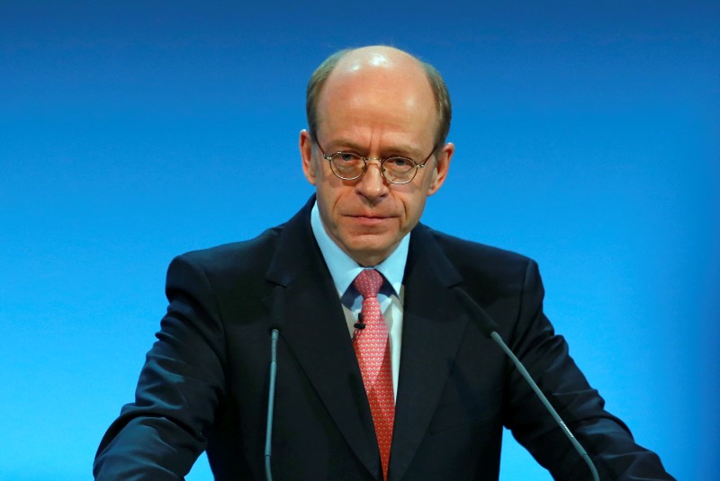 © Reuters. Von Bomhard CEO of Munich Re gives a speech during the company's annual shareholder meeting in Munich